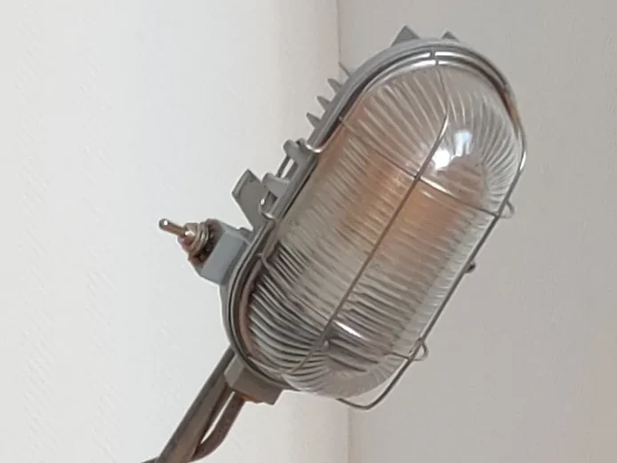Upcycling-Stehlampe 'BasementGlow': Vintage-Kellerlampe aus einem Kindergarten, neu kombiniert mit eleganten Beinen aus Kirschholz