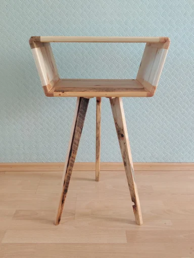 Beistellmöbel aus Altholz mit trapezförmigem Korpus und schräg gestellten Beinen