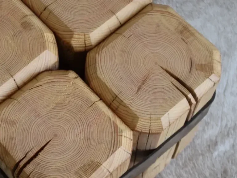 Couchtisch aus alten Balken, Hirnholz massiv mit historischem Leder-Dreibriemen, ein Unikat voller Charakter