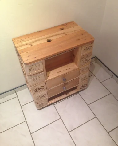 Palettenmöbel Waschtisch als authentischer Blickfang im Gäste-WC