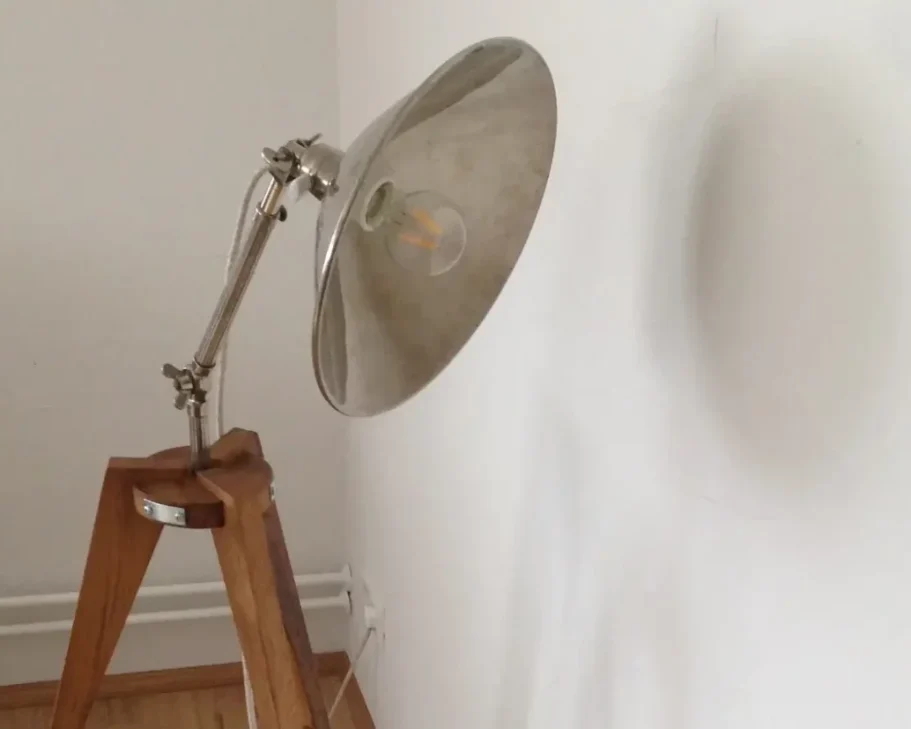 Eiche 3Bein Stehleuchte aus recyceltem Scheunenholz mit Metallreflektor, handgefertigtes Upcycling Unikat