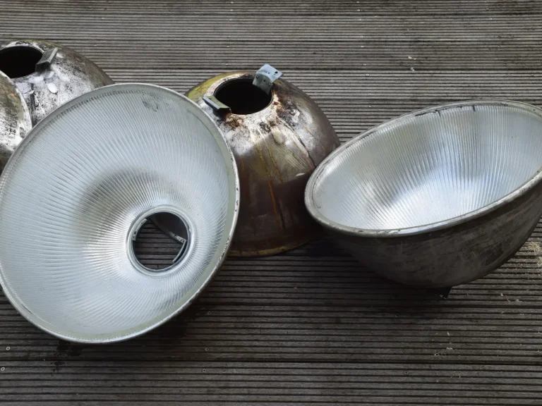 
Originale, alte Industrie-Lampenschirme mit authentischer Patina, als Rohmaterial für die handgefertigte Upcycling-Lampe 