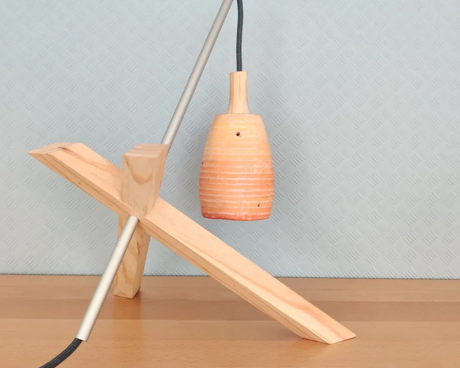 Designleuchte BeeLight – Upcycling-Blumentopf kombiniert mit Kiefernholz und Alurohr, moderne balancierte Form, handgefertigtes Unikat.