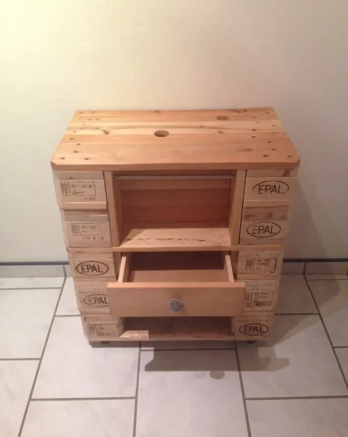 Detailansicht der Schublade eines handgefertigten Paletten-Waschtisches