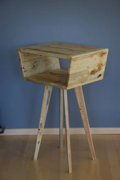 Beistellmöbel aus Altholz mit offenem Fach und klarer Aufteilung