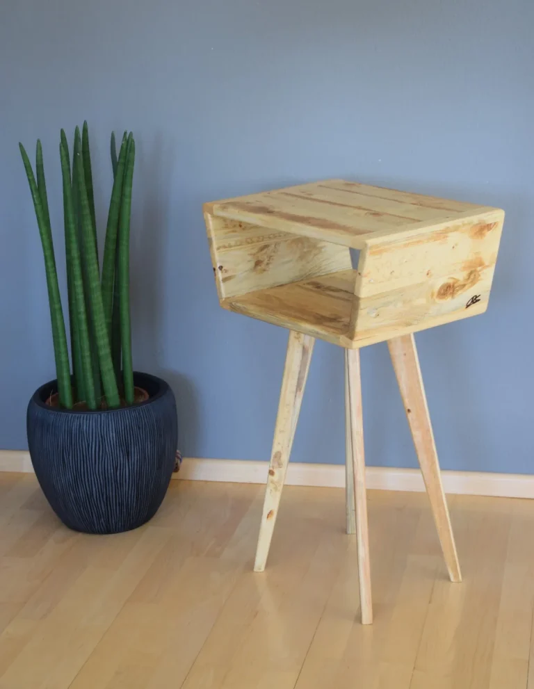 Vielseitig nutzbares Kleinmöbel aus Altholz als Beistelltisch oder Nachttisch
