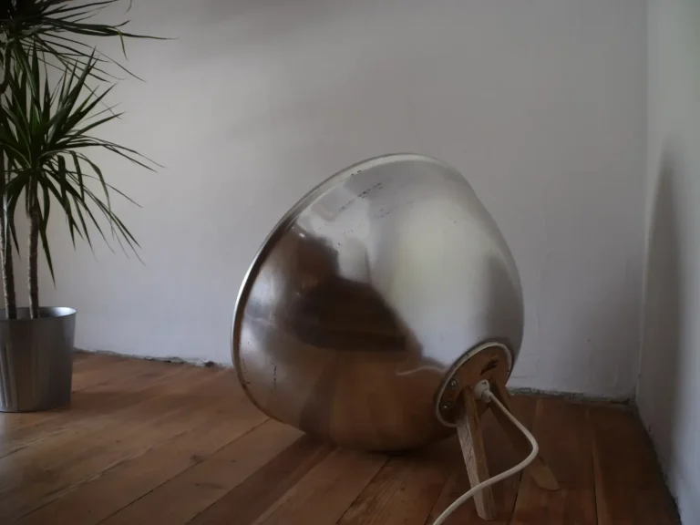 Rückseite der nachhaltigen Design-Leuchte ForgeWallCaster von made2be mit massivem Holzfuß im ehemaligen Industrie-Reflektor.
