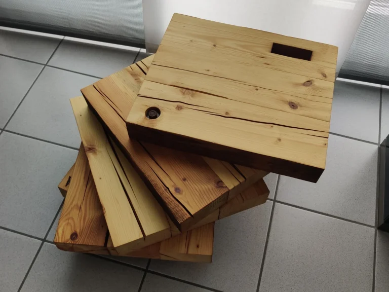 Dieser Couchtisch ist ein von Hand geschaffenes Einzelstück. Die einzigartige Anordnung der massiven Balken macht ihn zur Skulptur im Raum.
