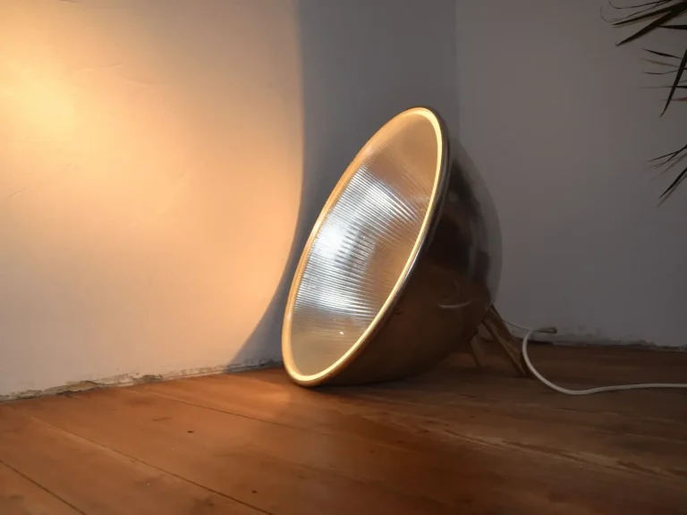 Upcyclingleuchte aus ehemaligem Industrie Lampenschirm, neu interpretiert als nachhaltiges Einzelstück mit warmem Licht und Charakter