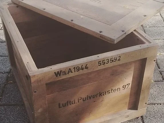 
Alter Pulverkasten im ursprünglichen Zustand, Dachbodenfund vor der Aufarbeitung zum Möbelstück von made2be