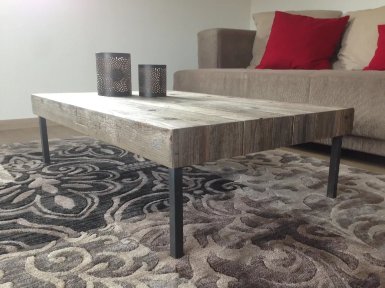 Couchtisch aus alten 30er Jahre Bettgestell-Teilen und vergrautem Holz eines Glaswagens, stilvolles Vintage-Upcycling-Unikat.