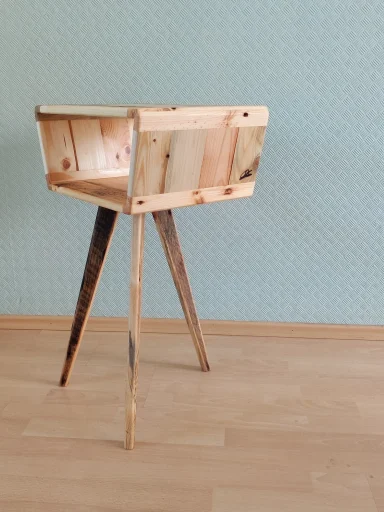 Handgefertigtes Kleinmöbel aus sorgfältig ausgewählten Altholzbrettern