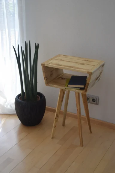 Nachhaltig gefertigtes Beistellmöbel aus Altholz mit charakterstarker Ausstrahlung