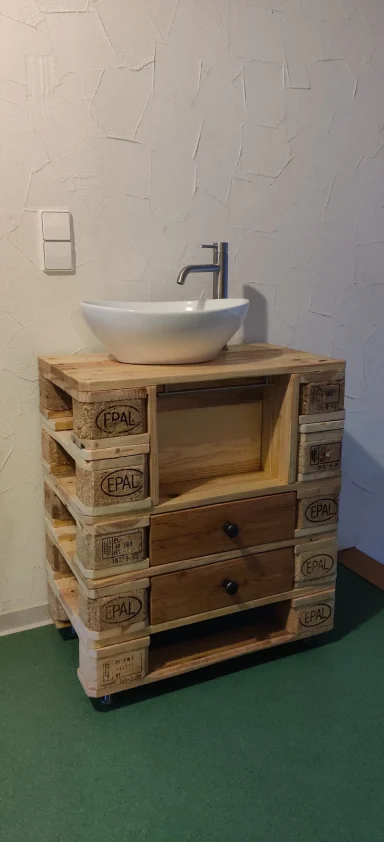 Individuell gefertigter Waschtisch aus Palettenholz als Einzelstück