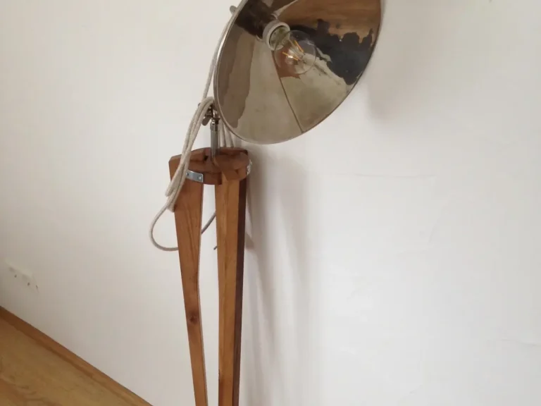 made2be Stehlampe aus Altholz-Eiche, zusammengeklapptes Stativ mit Metalllampenschirm