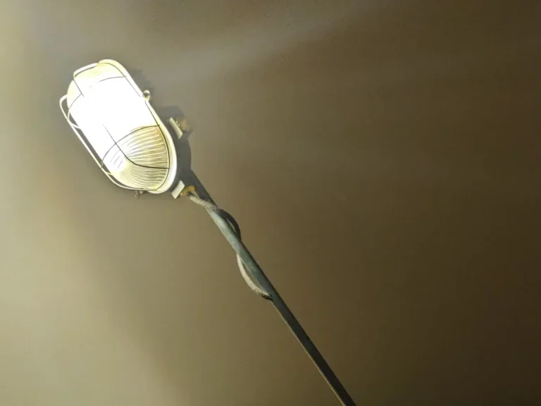 Handgefertigte Industrial Stehlampe aus Metall und Holz mit warmem Licht – minimalistisches Design für modernes Wohnen