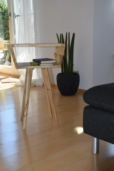 Altholz-Beistellmöbel mit offenem Fach und schlanker Silhouette, auch als Coffeetable nutzbar