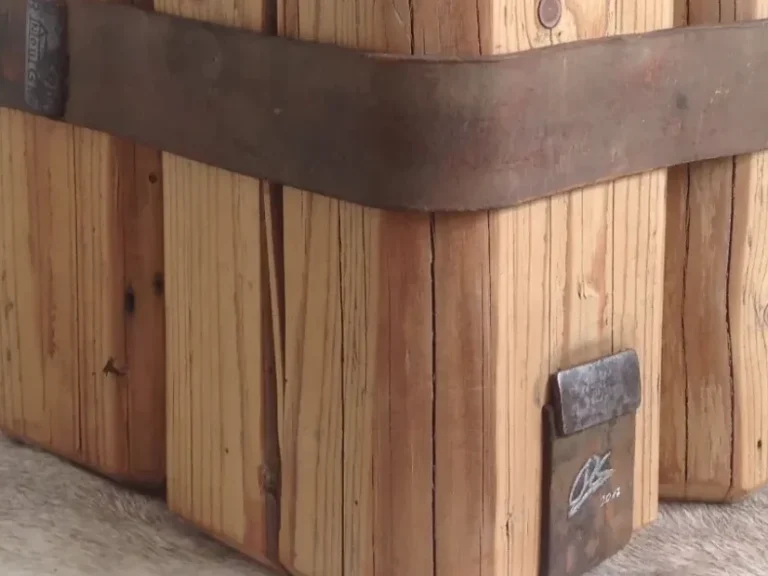Massivholz Hocker oder Balkentisch aus Altholz, handgefertigtes Designmoebel aus historischen Lagerhausbalken