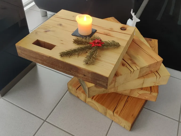Seitenansicht des Design-Couchtischs die die kunstvolle Anordnung der massiven Holzblöcke und die hochwertige Verarbeitung zeigt