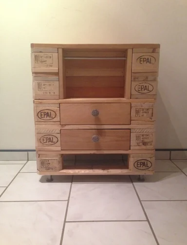 Handgefertigter Waschtisch aus Europaletten mit klarer, moderner Gestaltung