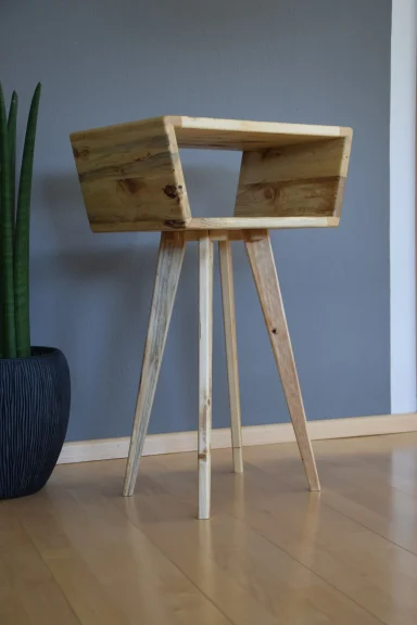 Individuell gestaltbares Beistellmöbel aus Altholz als handgefertigtes Einzelstück