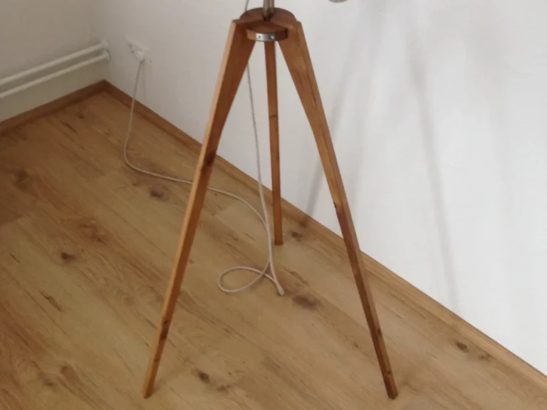 Design Stehleuchte mit eingeklappbarem Gestell, aus recyceltem Eichenholz und alter Wärmelampe