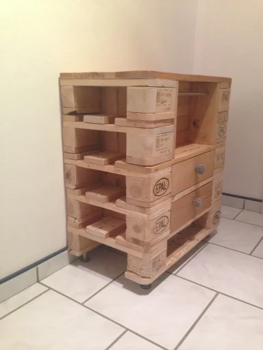 Geschlossener Paletten-Waschtisch mit zugänglichen Anschlüssen