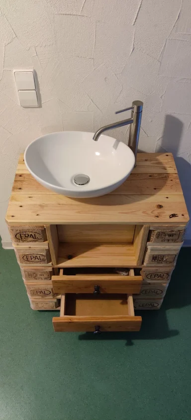 Waschtisch aus Europaletten mit optionalem Becken und Armatur