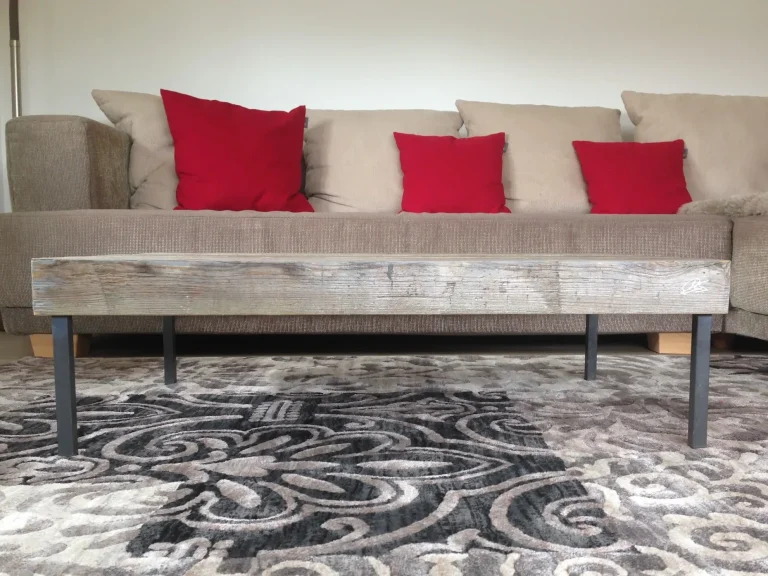 Seitenansicht: Couchtisch TheGreyOne mit Metallrahmen und recyceltem Wagenholz, Designmoebel im Wohnraum