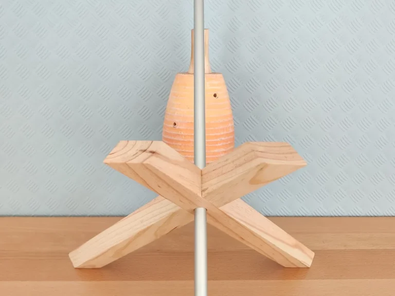 Abstrakte Tischleuchte aus Holz mit klarer Linienführung – kunstvolle Anfertigung, auch als individuelle Maßanfertigung möglich.