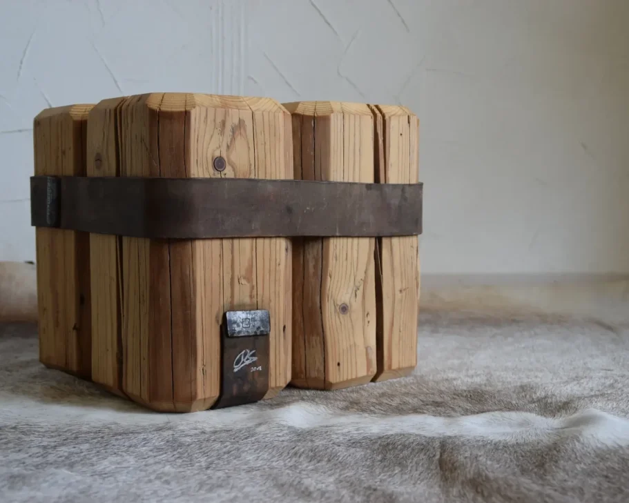 Kleiner Balkentisch aus recycelten Lagerhausbalken mit altem Leder-Dreibriemen aus Opas Wagnerwerkstatt, einzigartiges Unikat mit Geschichte