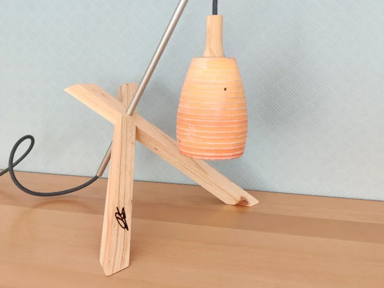 Handgefertigte Designleuchte aus Holz und Metall von made2be – abstraktes Lichtobjekt als individuelles Unikat.