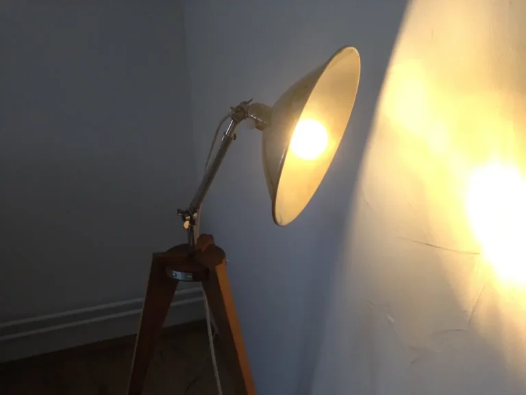 Edele Dreibein-Standleuchte aus altem Eichenholz und Scheunenfundstück, Upcycling Design mit warmem Licht