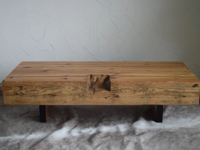 Massives Statement-Möbel aus historischem Holzbalken: Von made2be neu interpretiert und zu einem charaktervollen Couchtisch verarbeitet.